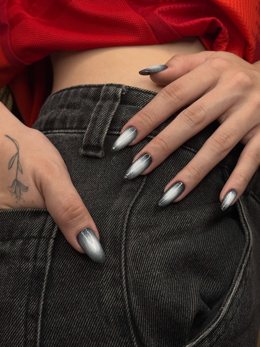 Alongamento molde F1 com esmaltação em gel em degradê prata